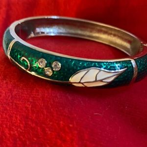 INDEPENDENT ENAMELED LEAVES GREEN WHITE HINGED BANGLE BRACELET